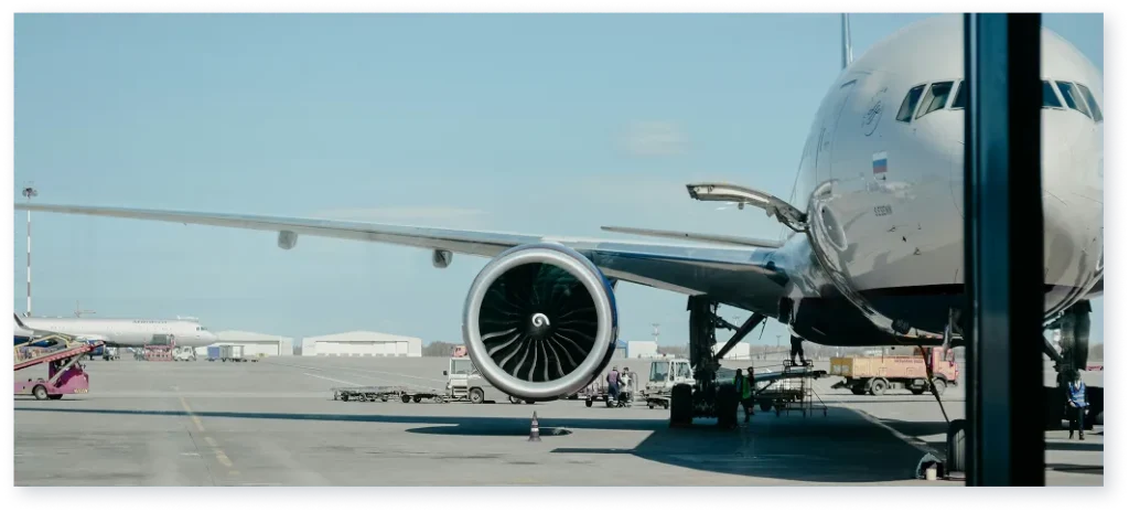 格納庫に停められた旅客機とジェットエンジンのクローズアップ