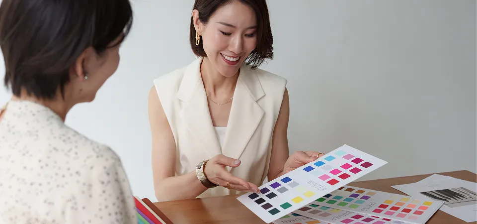 パーソナルカラー診断を受ける女性