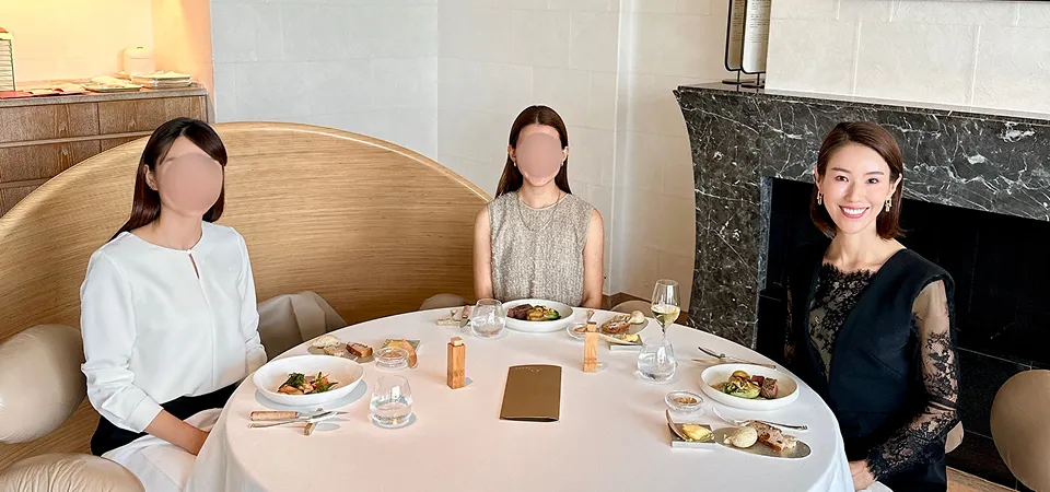 所作・テーブルマナー講座で食事をする受講者たち
