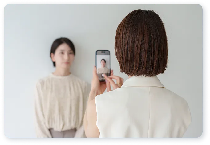 顔タイプ診断で顔のパーツや配置をスマートフォンで撮影・分析する様子