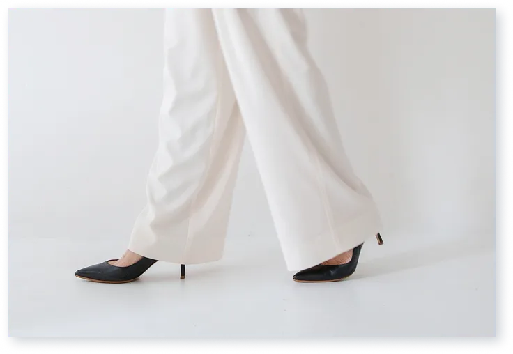 姿勢よく歩く女性の脚元