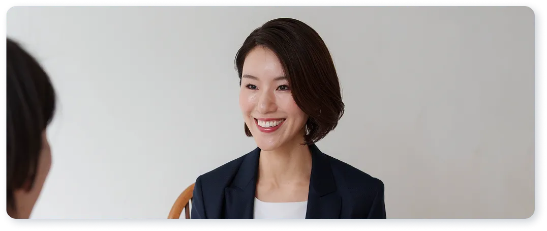 明るく微笑む女性のポートレート写真