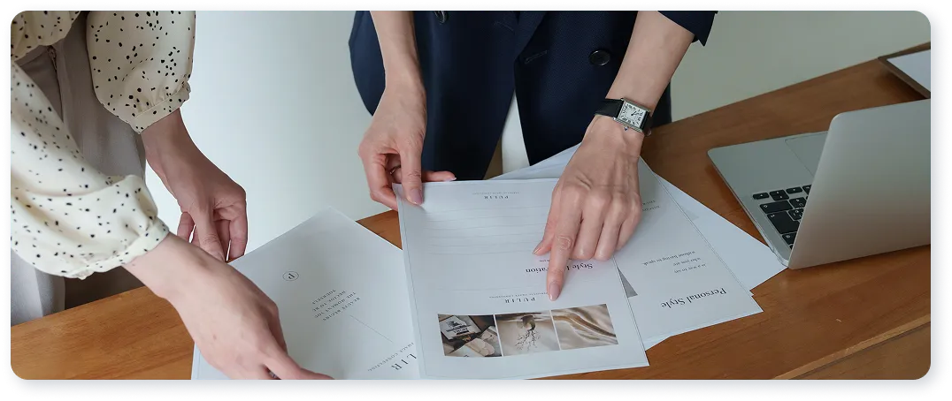 テーブルで資料を確認し合う2人の写真