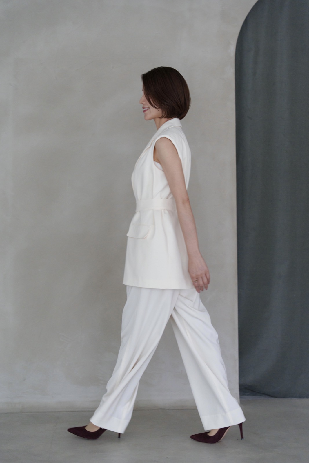白い服で姿勢を整え、歩く藤井知子